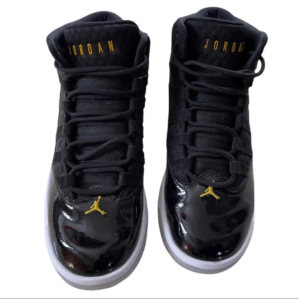 Jordan Max Aura "Black/University Gold" Shoe 5.5Y